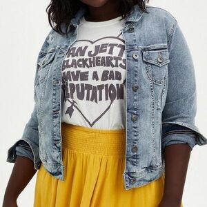 Torrid Light Wash Distressed Trucker Stretch Denim Jacket Size 00 / 10